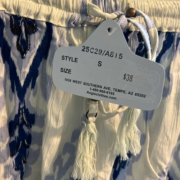 Boutique blue and white pattern soft flowy shorts - Picture 3 of 3